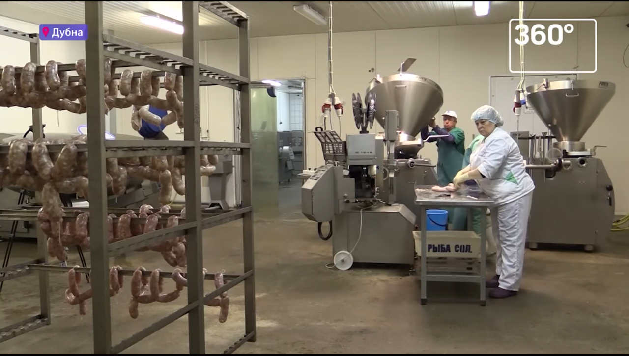 Колбасное производство обвиняют в сбросе отходов в реку Дубна | Видео